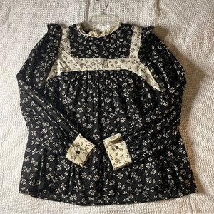Floral prairie top w/shoulder ruffle size Medium by In Loom